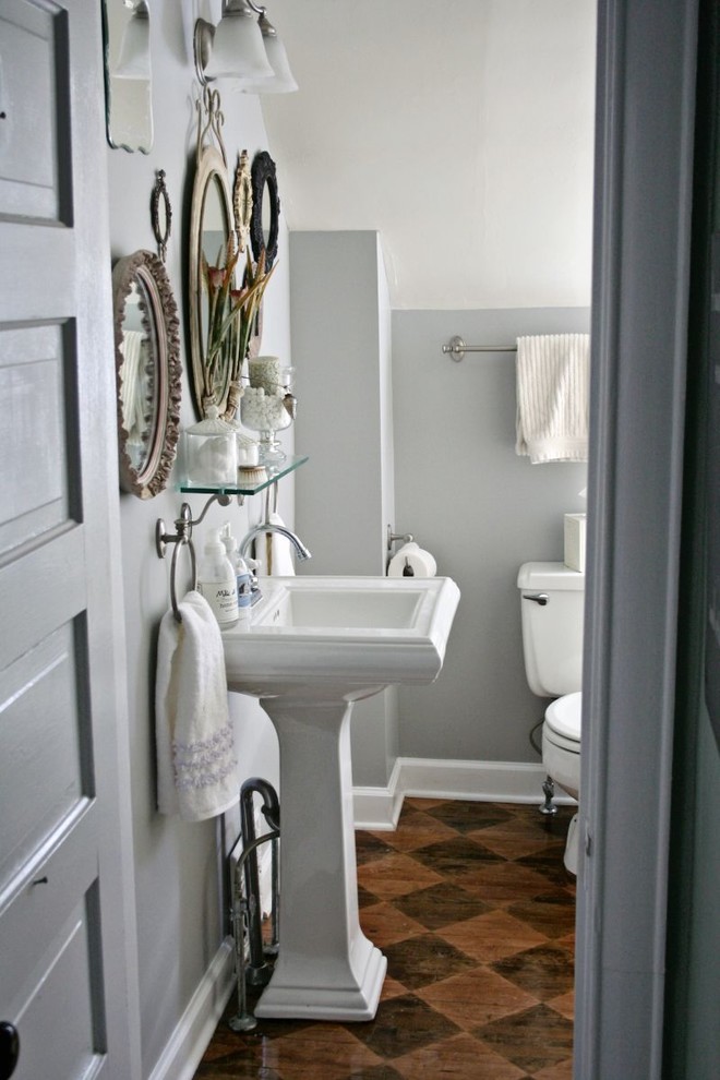 Photo of a traditional bathroom in Hawaii with a pedestal sink.