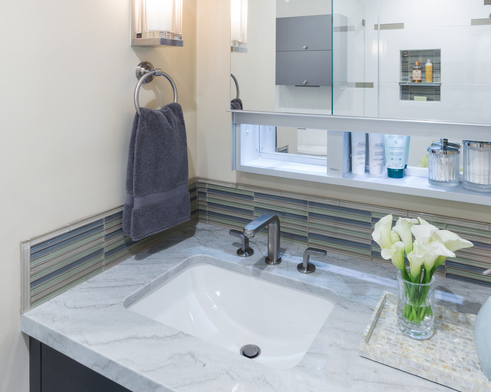 Exemple d'une petite salle de bain principale chic avec un lavabo encastré, un placard à porte plane, des portes de placard grises, un plan de toilette en marbre, un carrelage multicolore, un carrelage en pâte de verre et un mur gris.