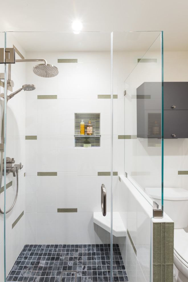 Свежая идея для дизайна: маленькая главная ванная комната в стиле неоклассика (современная классика) с плоскими фасадами, серыми фасадами, угловым душем, раздельным унитазом, белой плиткой, керамогранитной плиткой, желтыми стенами, полом из мозаичной плитки и тумбой под две раковины для на участке и в саду - отличное фото интерьера