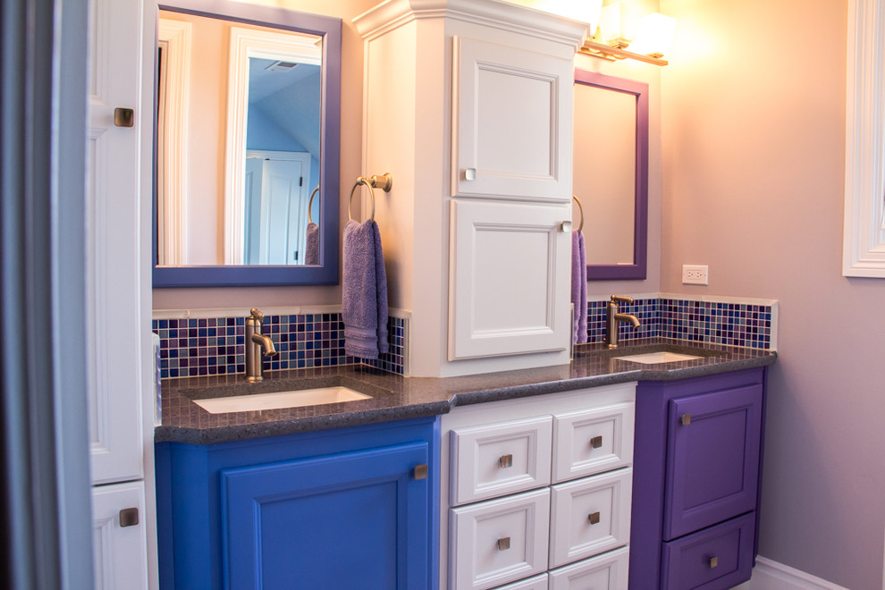 Cette image montre une salle de bain traditionnelle avec un placard avec porte à panneau surélevé et des portes de placard violettes.