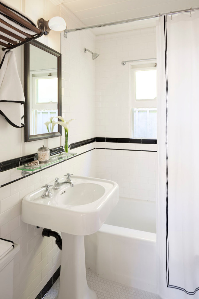 オレンジカウンティにある小さなヴィクトリアン調のおしゃれな浴室 (ペデスタルシンク、アルコーブ型浴槽、シャワー付き浴槽	、白いタイル、白い壁) の写真