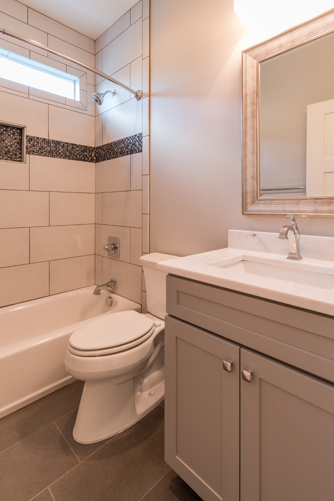 Inspiration för ett mellanstort amerikanskt badrum med dusch, med luckor med upphöjd panel, grå skåp, ett hörnbadkar, en hörndusch, en toalettstol med hel cisternkåpa, vit kakel, stenhäll, vita väggar, klinkergolv i keramik, ett nedsänkt handfat och bänkskiva i akrylsten