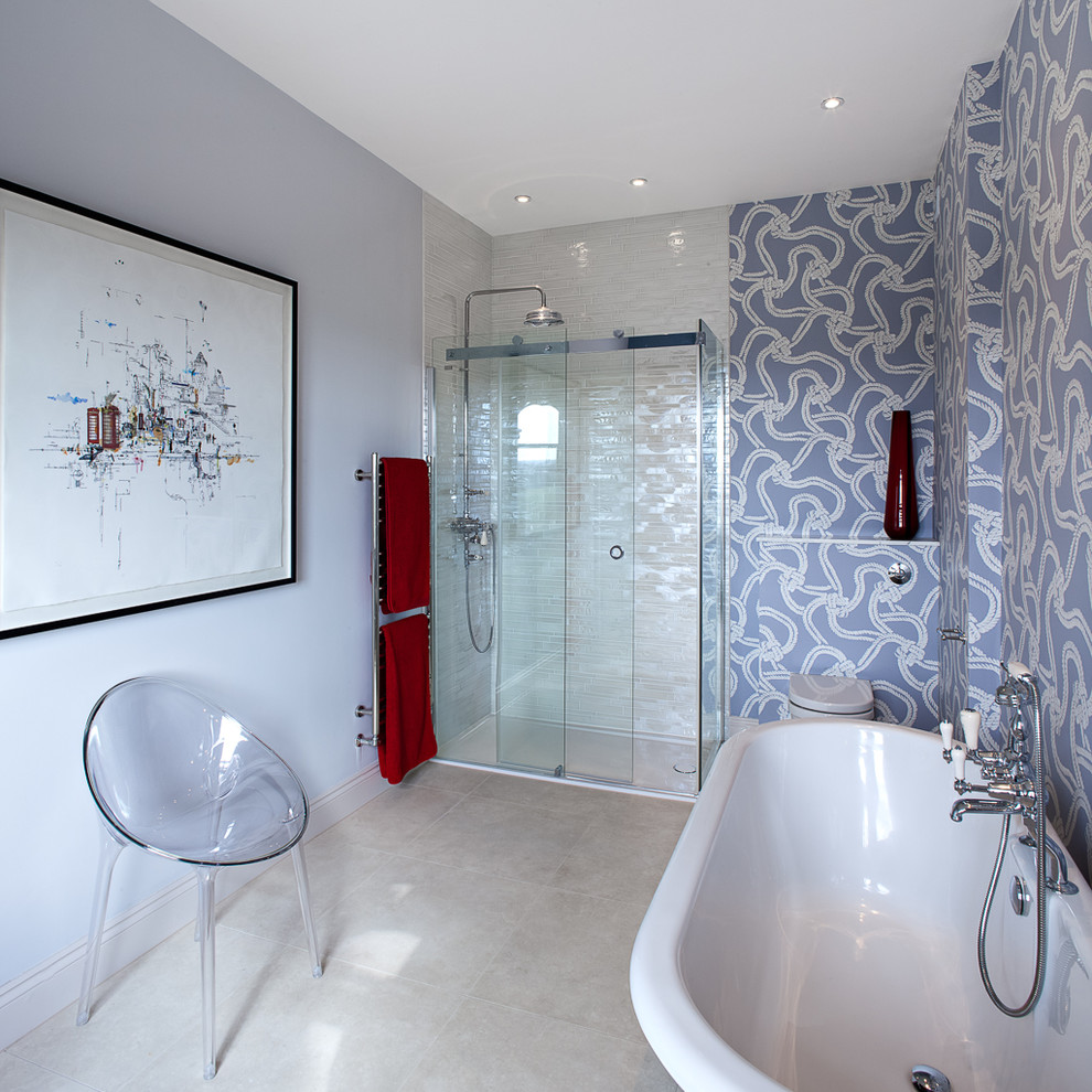 Diseño de cuarto de baño contemporáneo con lavabo tipo consola, encimera de mármol, bañera exenta, paredes azules y suelo de baldosas de porcelana