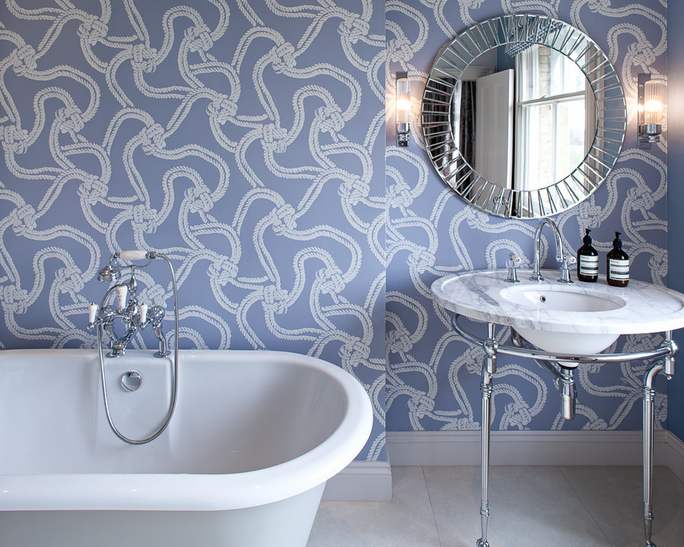 Modernes Badezimmer mit Waschtischkonsole, Marmor-Waschbecken/Waschtisch, freistehender Badewanne, blauer Wandfarbe und Porzellan-Bodenfliesen in London