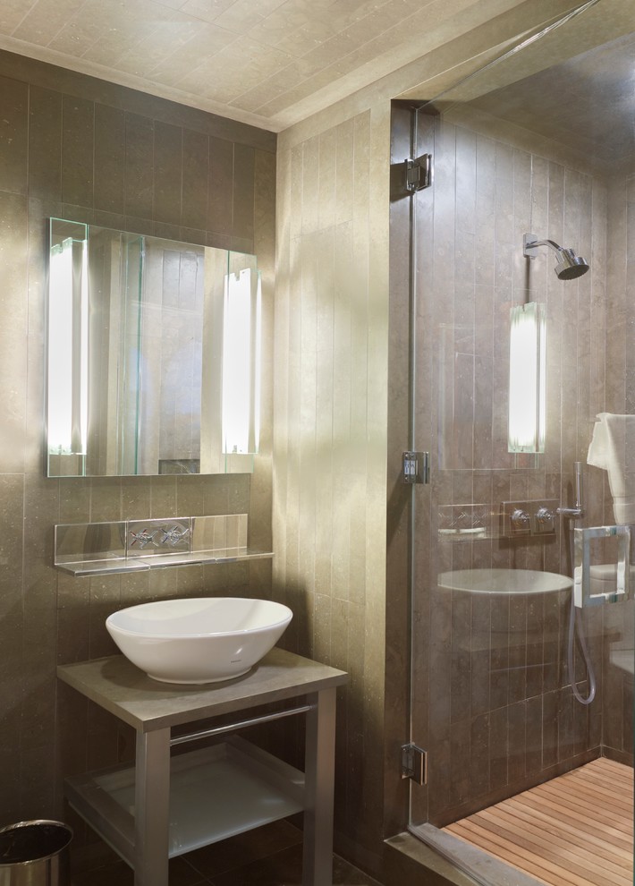 Modelo de cuarto de baño tradicional pequeño con baldosas y/o azulejos grises, paredes grises, armarios abiertos, puertas de armario grises, ducha esquinera, aseo y ducha y lavabo sobreencimera
