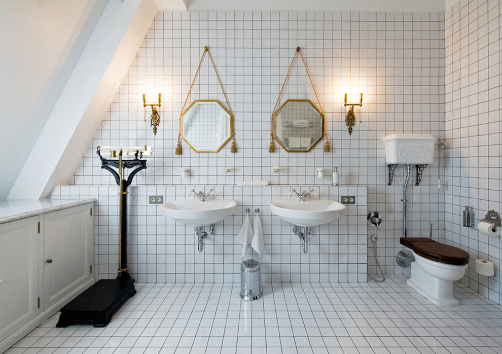 Modelo de cuarto de baño principal tradicional grande con sanitario de dos piezas, baldosas y/o azulejos blancos, paredes blancas y lavabo suspendido