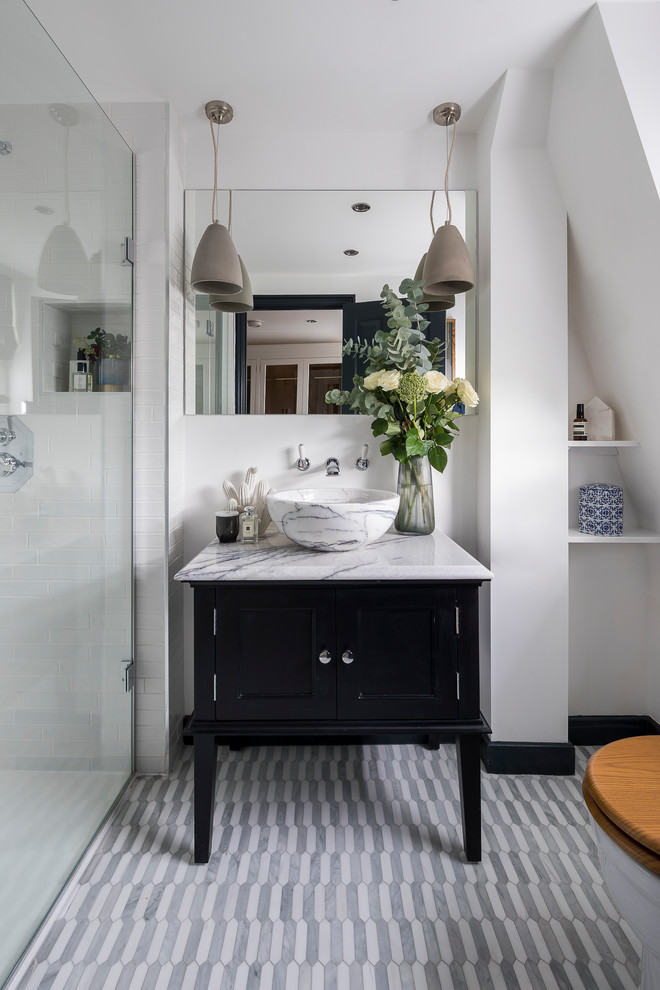 Inspiration för ett vintage badrum med dusch, med svarta skåp, vita väggar, ett fristående handfat, grått golv och skåp i shakerstil