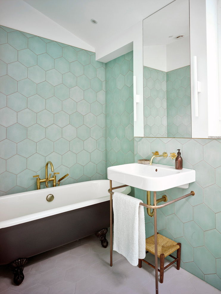 ロンドンにある中くらいなコンテンポラリースタイルのおしゃれな浴室 (猫足バスタブ、セラミックタイル、緑の壁、セラミックタイルの床、コンソール型シンク、グレーの床) の写真