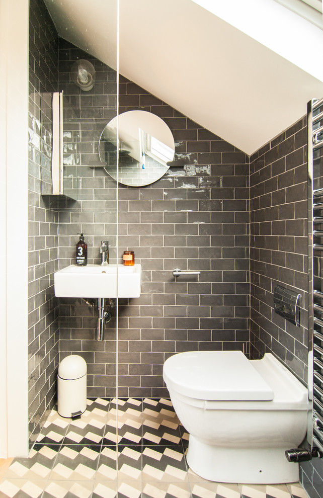На фото: маленькая главная ванная комната в скандинавском стиле с открытым душем, унитазом-моноблоком, черно-белой плиткой, керамической плиткой, полом из керамической плитки и подвесной раковиной для на участке и в саду