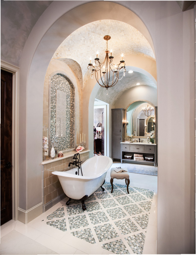 Идея дизайна: ванная комната в классическом стиле с врезной раковиной, плоскими фасадами, серыми фасадами, мраморной столешницей, ванной на ножках, открытым душем, унитазом-моноблоком, синей плиткой и каменной плиткой