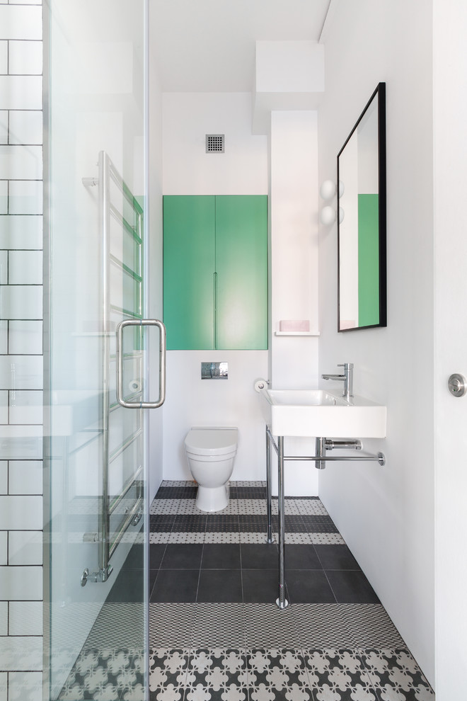 Idee per una stretta e lunga stanza da bagno scandinava con lavabo a consolle, piastrelle in ceramica, pareti bianche, pavimento con piastrelle a mosaico, WC monopezzo e pavimento multicolore