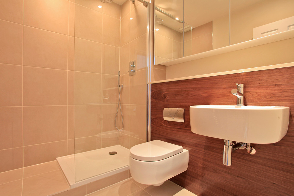 Inspiration för små klassiska en-suite badrum, med skåp i mellenmörkt trä, en öppen dusch, en vägghängd toalettstol, beige kakel, porslinskakel, vita väggar, klinkergolv i porslin, ett väggmonterat handfat och marmorbänkskiva