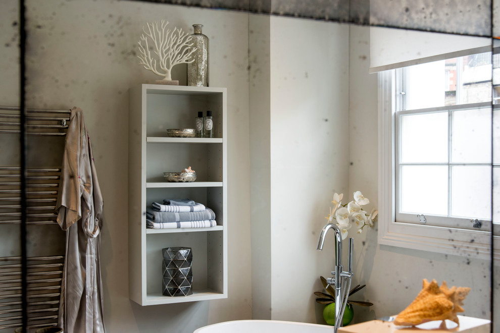 Immagine di una grande stanza da bagno design con pareti grigie