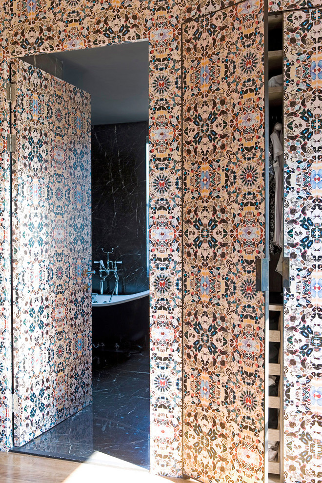 ロンドンにあるコンテンポラリースタイルのおしゃれな浴室 (石タイル) の写真