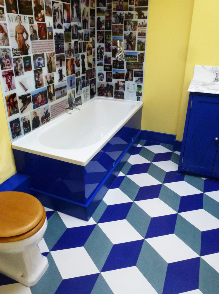 Mittelgroßes Eklektisches Badezimmer mit Korkboden und blauem Boden in London
