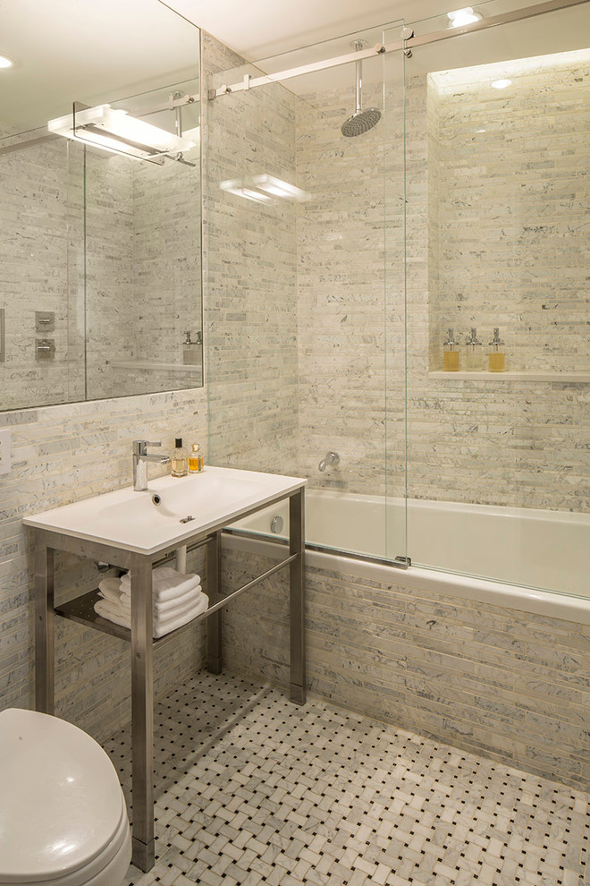 ニューヨークにあるコンテンポラリースタイルのおしゃれな浴室 (コンソール型シンク) の写真