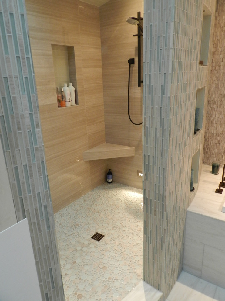 Mittelgroßes Modernes Badezimmer En Suite mit Schrankfronten mit vertiefter Füllung, Glasfliesen und Marmorboden in San Francisco