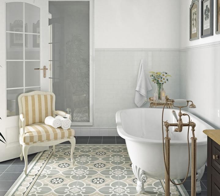 Modelo de cuarto de baño infantil clásico de tamaño medio con bañera con patas, baldosas y/o azulejos grises y baldosas y/o azulejos de porcelana