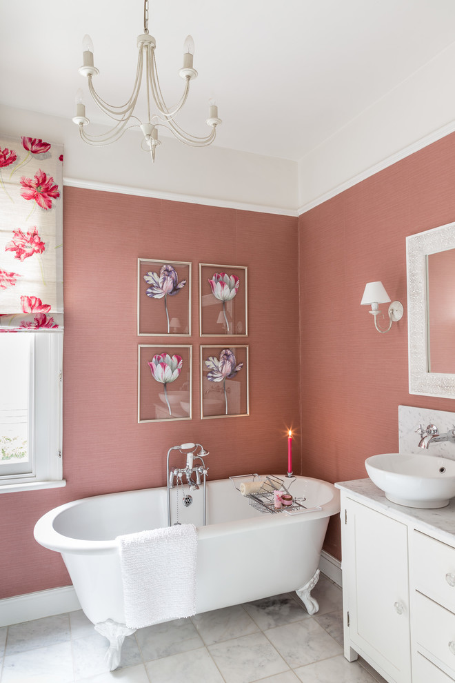 Свежая идея для дизайна: ванная комната в классическом стиле с белыми фасадами, мраморной столешницей, белой плиткой, каменной плиткой, ванной на ножках, настольной раковиной, розовыми стенами и мраморным полом - отличное фото интерьера