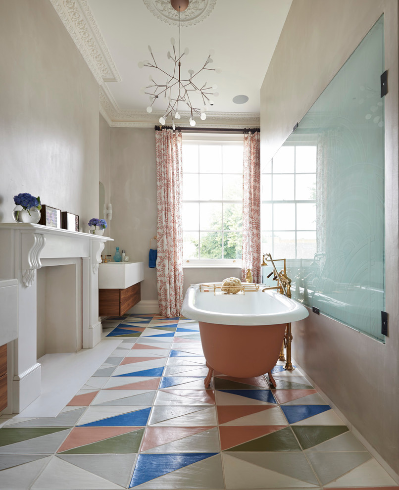 Aménagement d'une salle de bain contemporaine avec un sol multicolore.