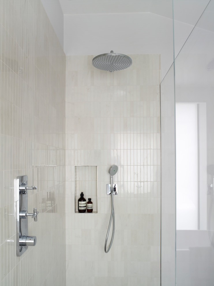 Стильный дизайн: большая главная ванная комната в современном стиле с плоскими фасадами, синими фасадами, инсталляцией, мраморной плиткой, желтыми стенами, мраморной столешницей, серым полом и белой столешницей - последний тренд