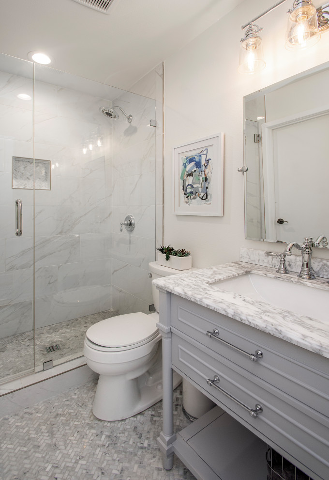 Свежая идея для дизайна: ванная комната среднего размера в стиле неоклассика (современная классика) с белыми стенами, паркетным полом среднего тона и коричневым полом - отличное фото интерьера