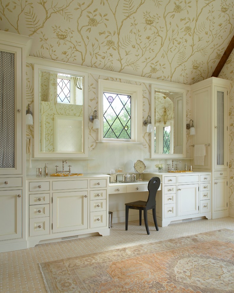 Пример оригинального дизайна: ванная комната в классическом стиле с накладной раковиной, фасадами с декоративным кантом, бежевыми фасадами, разноцветными стенами и окном