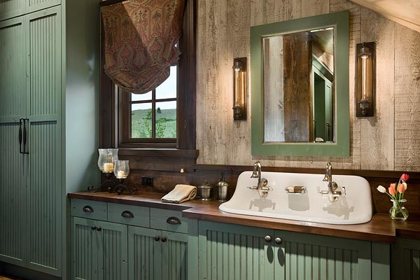 Idee per una stanza da bagno stile americano con lavabo rettangolare, ante con finitura invecchiata, pareti marroni e top in legno