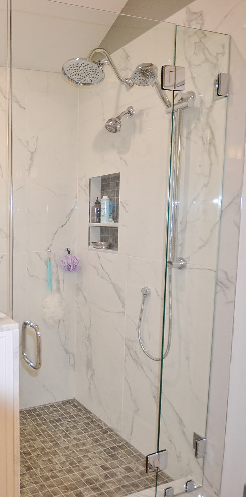 Foto på ett stort vintage flerfärgad en-suite badrum, med luckor med upphöjd panel, vita skåp, en hörndusch, en toalettstol med hel cisternkåpa, flerfärgad kakel, marmorkakel, grå väggar, mosaikgolv, ett undermonterad handfat, granitbänkskiva, flerfärgat golv och dusch med gångjärnsdörr