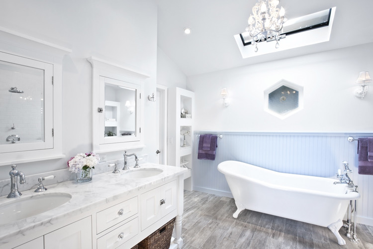 Klassisk inredning av ett mellanstort grå grått en-suite badrum, med skåp i shakerstil, vita skåp, vinylgolv, marmorbänkskiva, beiget golv, vita väggar, ett undermonterad handfat och ett badkar med tassar