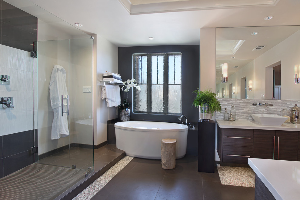 Idéer för ett modernt en-suite badrum, med ett fristående badkar, en kantlös dusch och ett fristående handfat