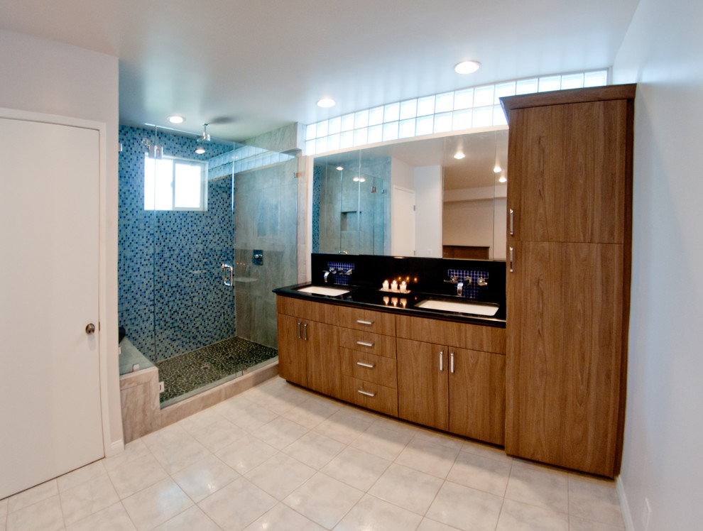 Aménagement d'une salle de bain contemporaine en bois brun de taille moyenne avec un lavabo encastré, un placard à porte plane, un plan de toilette en quartz modifié, WC séparés, un carrelage gris, des carreaux de porcelaine, un mur bleu et un sol en carrelage de porcelaine.