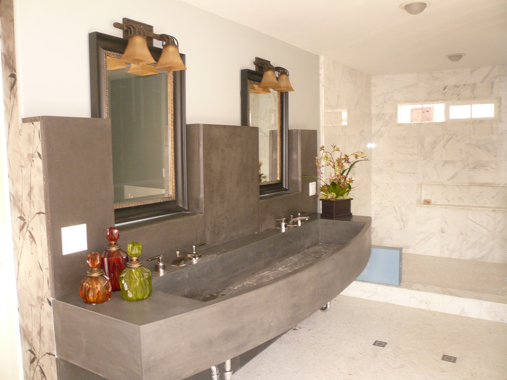 Пример оригинального дизайна: большая главная ванная комната в стиле неоклассика (современная классика) с душем в нише, белыми стенами, раковиной с несколькими смесителями, раздельным унитазом, разноцветной плиткой, каменной плиткой и столешницей из бетона