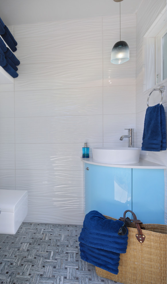Idee per una stanza da bagno design di medie dimensioni con ante lisce, ante blu, WC sospeso, piastrelle bianche, piastrelle in gres porcellanato, pareti bianche, pavimento in marmo, lavabo a bacinella, top in quarzo composito, pavimento verde e doccia aperta