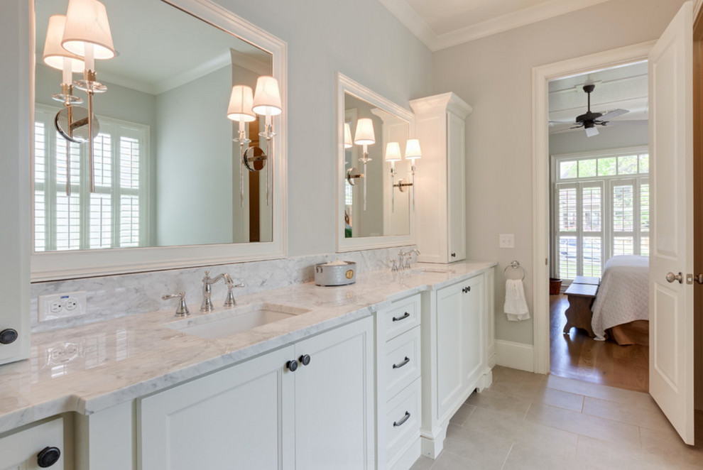 Idées déco pour une grande douche en alcôve principale campagne avec un placard avec porte à panneau encastré, des portes de placard blanches, une baignoire posée, un carrelage beige, un carrelage multicolore, un carrelage blanc, mosaïque, un mur gris, un sol en carrelage de porcelaine, un lavabo encastré et un plan de toilette en marbre.