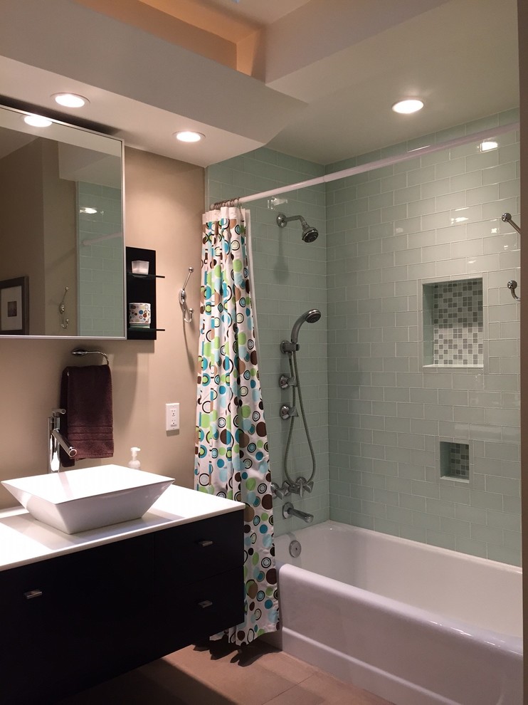 Idéer för att renovera ett stort funkis badrum med dusch, med släta luckor, bruna skåp, bänkskiva i akrylsten, ett badkar i en alkov, en dusch/badkar-kombination, beige kakel och porslinskakel