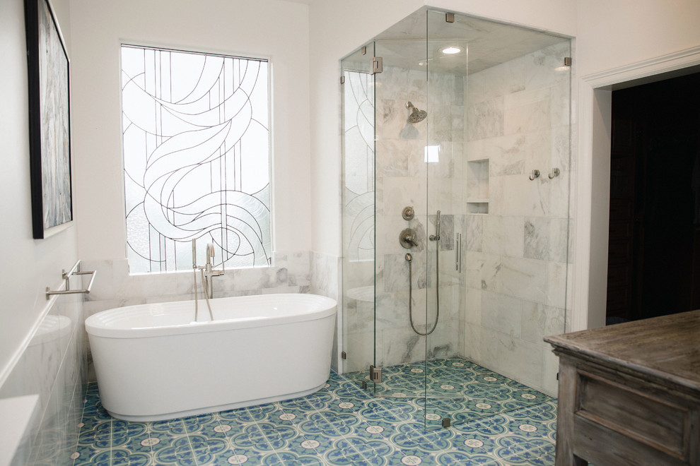 Стильный дизайн: большая главная ванная комната в средиземноморском стиле с фасадами в стиле шейкер, белыми фасадами, отдельно стоящей ванной, угловым душем, раздельным унитазом, белой плиткой, мраморной плиткой, белыми стенами, полом из цементной плитки, настольной раковиной, столешницей из искусственного кварца, разноцветным полом, душем с распашными дверями и белой столешницей - последний тренд