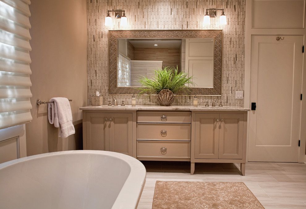 Foto de cuarto de baño clásico renovado con puertas de armario beige, bañera exenta y lavabo tipo consola