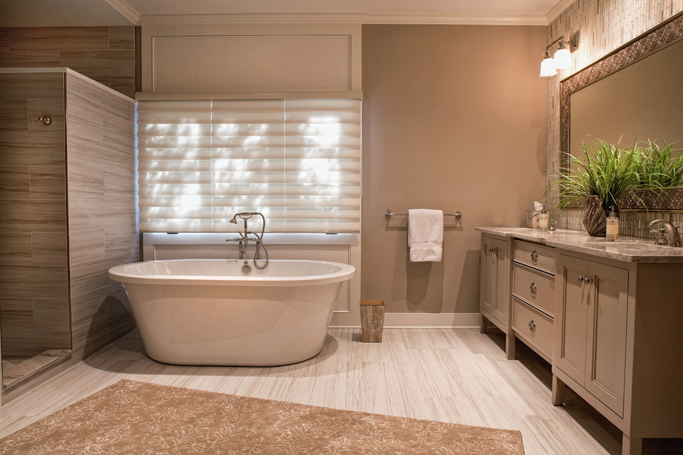 Свежая идея для дизайна: ванная комната в стиле неоклассика (современная классика) с бежевыми фасадами, отдельно стоящей ванной и консольной раковиной - отличное фото интерьера