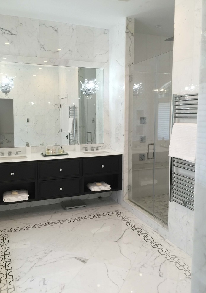 Inspiration för mellanstora moderna en-suite badrum, med skåp i shakerstil, svarta skåp, en toalettstol med separat cisternkåpa, vit kakel, stenkakel, vita väggar, marmorgolv, ett undermonterad handfat, marmorbänkskiva, ett badkar i en alkov och en dusch i en alkov