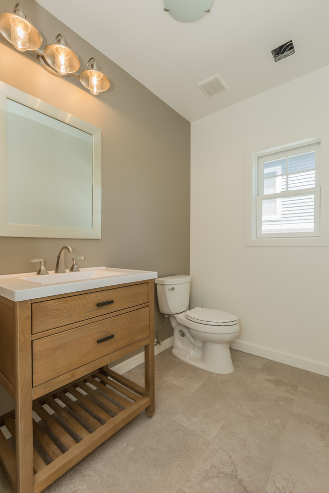 Inredning av ett modernt mellanstort vit vitt badrum med dusch, med möbel-liknande, skåp i ljust trä, en toalettstol med separat cisternkåpa, flerfärgade väggar, klinkergolv i porslin, ett integrerad handfat och beiget golv
