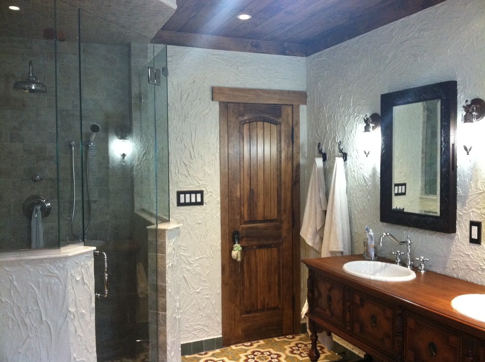 Inspiration för ett stort medelhavsstil badrum, med ett nedsänkt handfat, skåp i mellenmörkt trä, träbänkskiva, ett badkar med tassar, grön kakel och gröna väggar