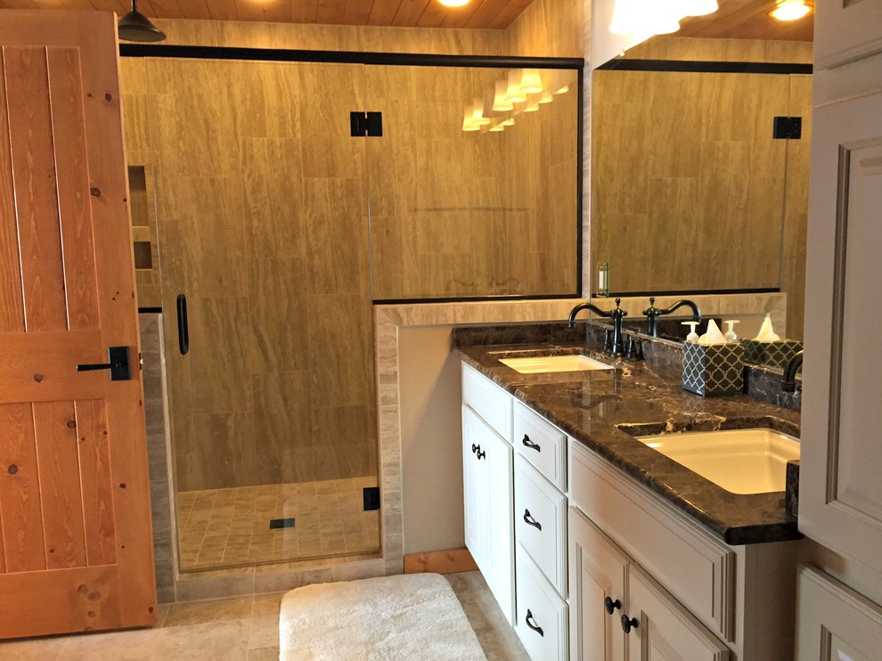 Klassisk inredning av ett mellanstort en-suite badrum, med luckor med upphöjd panel, vita skåp, en hörndusch, beige väggar, klinkergolv i keramik och ett undermonterad handfat