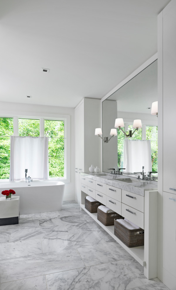 Modelo de cuarto de baño doble y a medida tradicional renovado con armarios con paneles lisos, puertas de armario blancas, bañera exenta, paredes blancas, lavabo bajoencimera, suelo gris y encimeras grises
