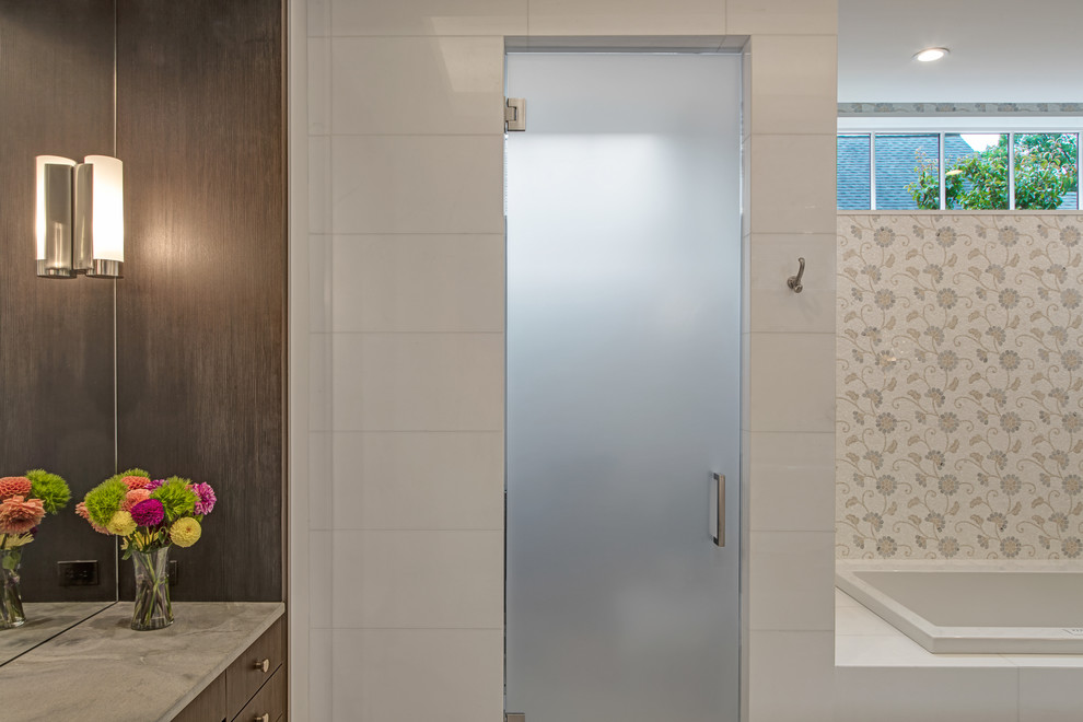 На фото: главная ванная комната среднего размера в современном стиле с плоскими фасадами, темными деревянными фасадами, накладной ванной, душем в нише, белой плиткой, керамогранитной плиткой, разноцветными стенами, полом из керамогранита, врезной раковиной, столешницей из гранита, белым полом, душем с распашными дверями и серой столешницей с