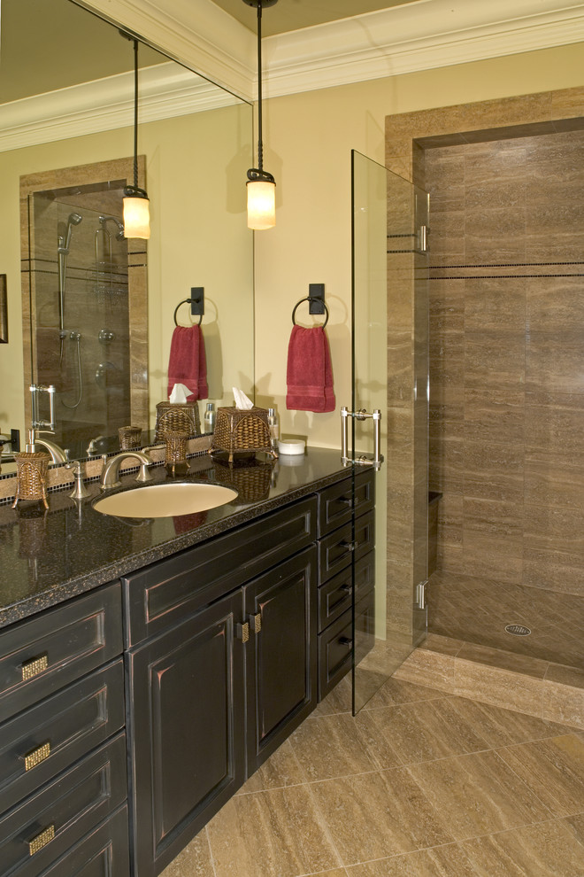 Diseño de cuarto de baño clásico grande con armarios con paneles con relieve, puertas de armario de madera en tonos medios, ducha empotrada, paredes amarillas, aseo y ducha y lavabo bajoencimera