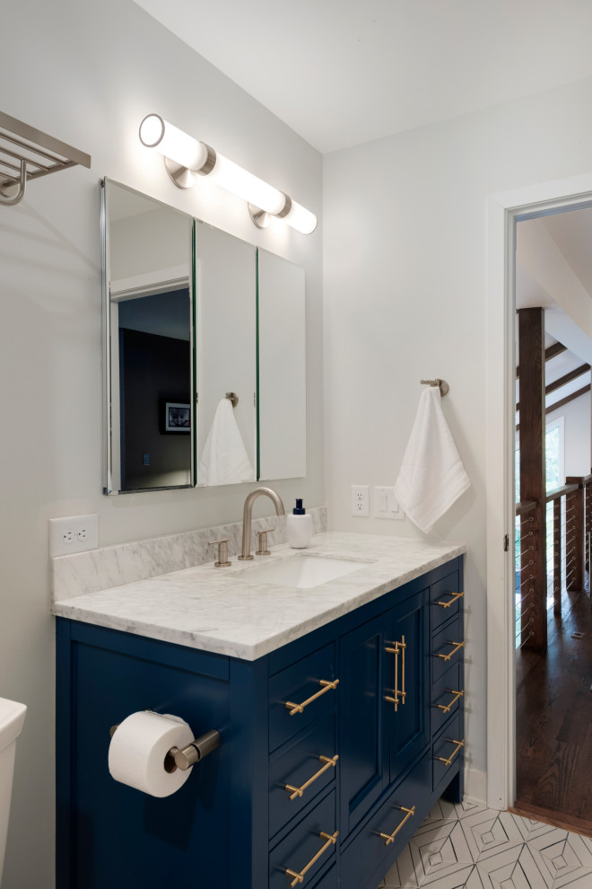 Идея дизайна: ванная комната среднего размера в стиле ретро с фасадами в стиле шейкер, синими фасадами, ванной в нише, душем над ванной, раздельным унитазом, серыми стенами, полом из керамогранита, врезной раковиной, столешницей из кварцита, белым полом, шторкой для ванной, белой столешницей, тумбой под одну раковину и напольной тумбой