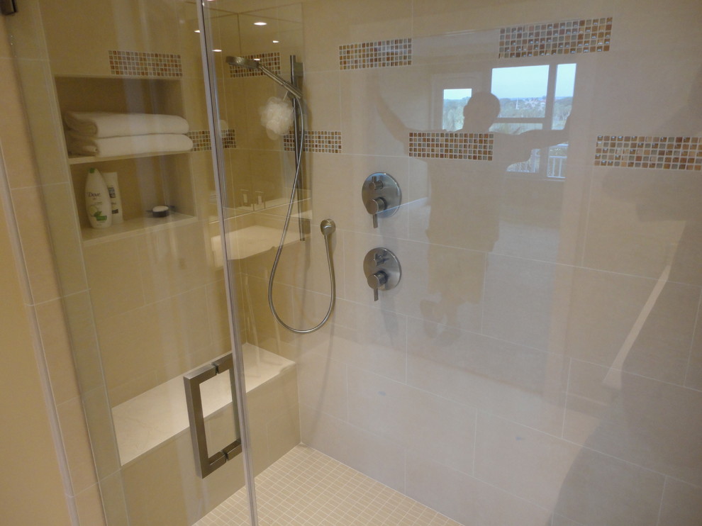 Идея дизайна: ванная комната в современном стиле с керамогранитной плиткой и бежевой плиткой