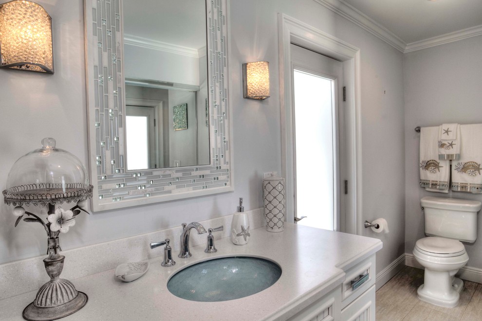 Exempel på ett stort klassiskt badrum med dusch, med vita skåp, en toalettstol med separat cisternkåpa, grå väggar, klinkergolv i porslin, ett undermonterad handfat, laminatbänkskiva och luckor med infälld panel