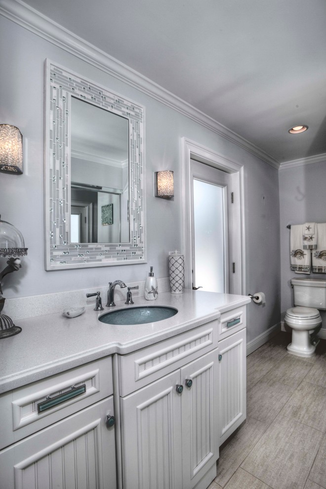 Idéer för ett stort klassiskt badrum med dusch, med luckor med profilerade fronter, vita skåp, en toalettstol med separat cisternkåpa, grå väggar, klinkergolv i porslin, ett undermonterad handfat och laminatbänkskiva